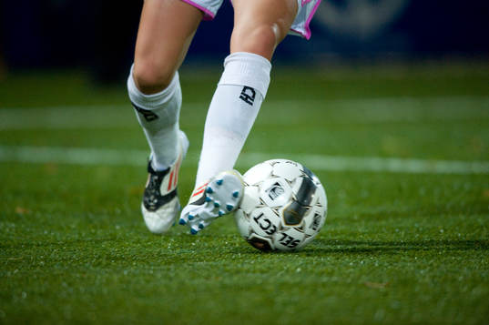 Fotboll, gräs, konstgräs, fot, fötter, fotbollsskor,