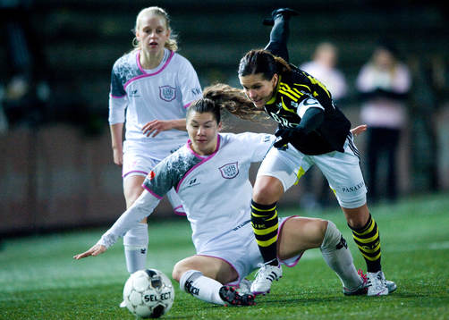 Hanna Folkesson, AIK, mot 3-målsskytten Ramona Bachmann,