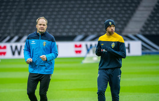 Martin Olsson värmer upp på egen hand