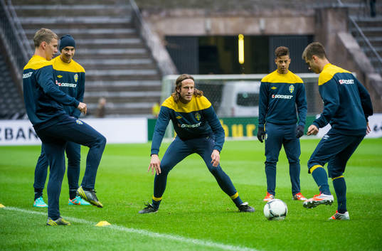 Jonas Olsson jagar boll