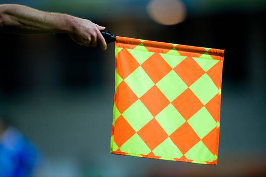Flagga, linjeflagga flaggar för offside