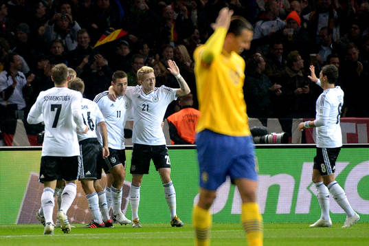 Miroslav KLOSE, Tyskland gratuleras av sina lagkamrater