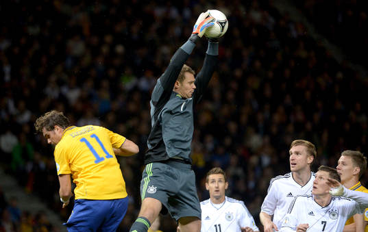Manuel NEUER, målvakt Tyskland når högst i en höjdduell