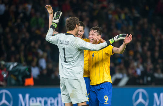 Mikael Lustig och Kim Källström kramar om Andreas