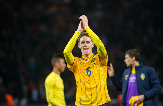 Rasmus Elm jublar och tackar de svenska fansen