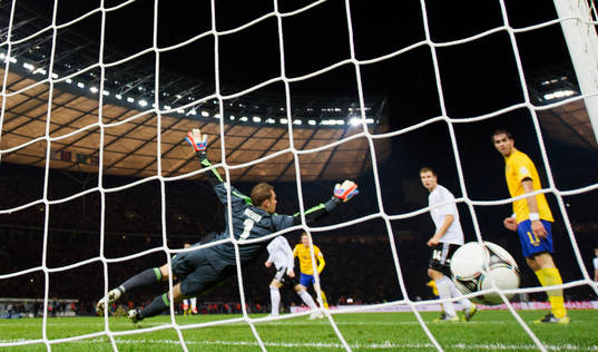 Manuel NEUER målvakt, Tyskland, ser 4-4 gå in i mål