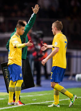 Tobias Sana byts in istälelt för Sebastian Larsson,