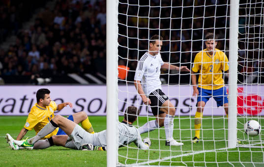 Miroslav KLOSE, Tyskland gör 2-0 bakom Behrang Safari,