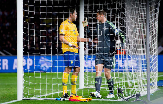 Johan Elmander, Sverige vill ha bollen men inte Manuel