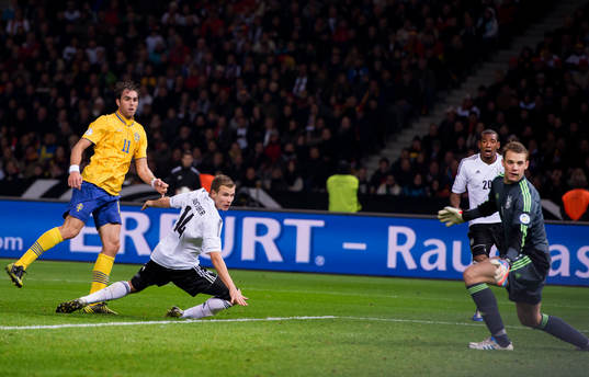 Johan Elmander, Sverige gör 4-3 bakom Manuel NEUER,