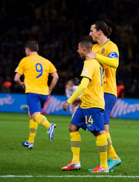 Tobias Sana tröstas av Zlatan Ibrahimovic, Sverige