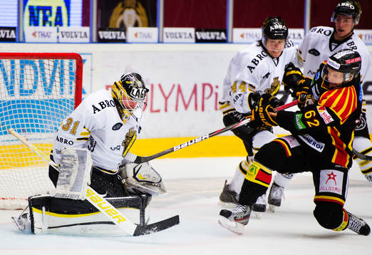Daniel Larsson, målvakt, AIK, räddar ett skott från Mats