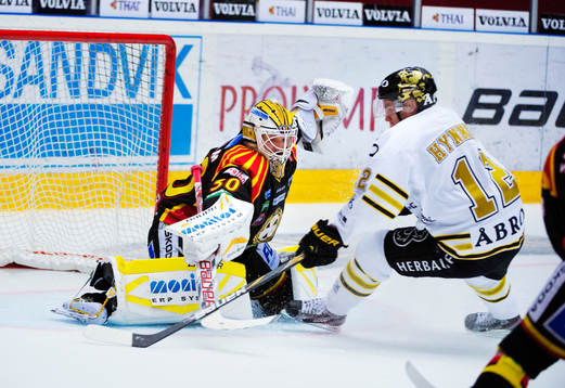 Fredrik Hynning, AIK, gör 1-2 bakom Robin Rahm, målvakt,