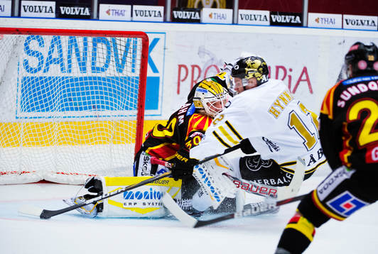 Fredrik Hynning, AIK, gör 1-2 bakom Robin Rahm, målvakt,