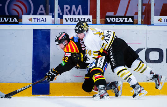 Jörgen Sundqvist, Brynäs, tacklas av Broc Little, AIK