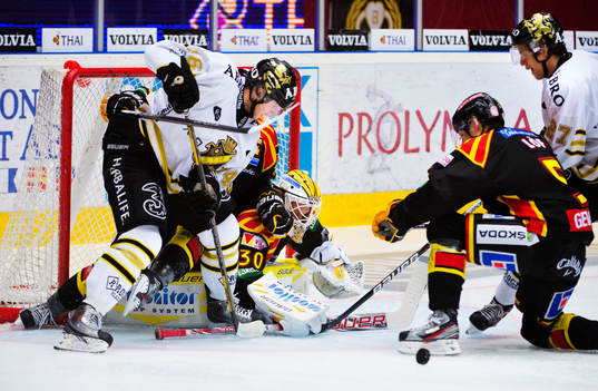 Nicklas Jensen och Alexander Lindgren, AIK, oroar framför