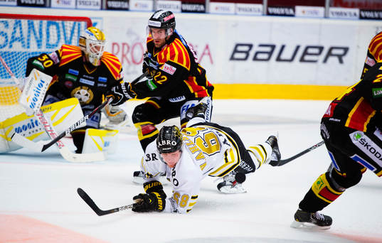 Victor Ahlström, AIK, slänger sig