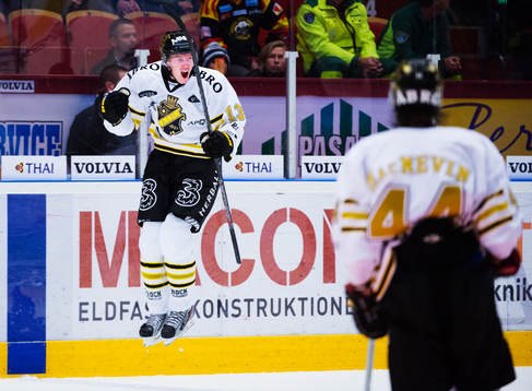 Joakim Nordström, AIK, hoppar upp i luften och jublar