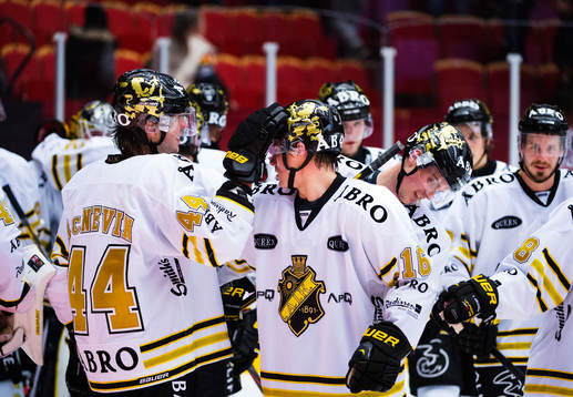 Josh MacNevin och Tobias Viklund, AIK, klappar om varandra