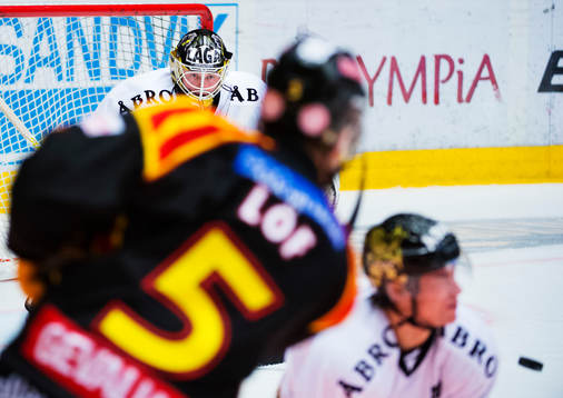 Daniel Larsson, målvakt, AIK, har fokus på pucken