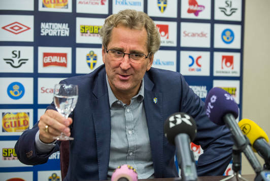 Presskonferens med Erik Hamrén, förbundskapten. Skål