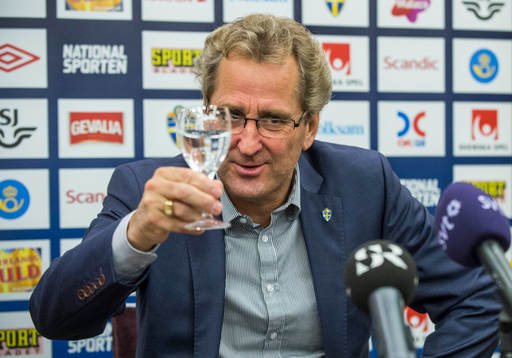 Presskonferens med Erik Hamrén, förbundskapten. Skål