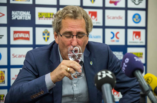 Presskonferens med Erik Hamrén, förbundskapten. Skål