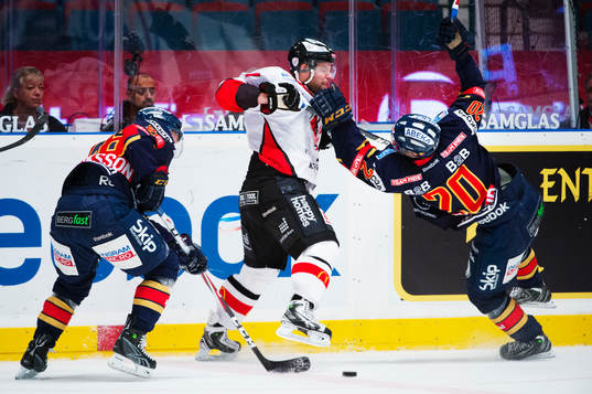 Jimmie Svensson, Karlskrona, ger sig på Christian Eklund,