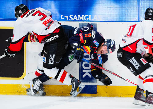 Roger Wahlqvist, Karlskrona, tacklar Jimmie Ölvestad,