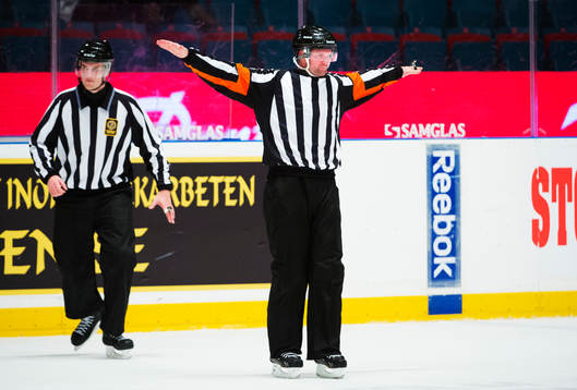 David Bergman, domare, dömer bort ett mål för
