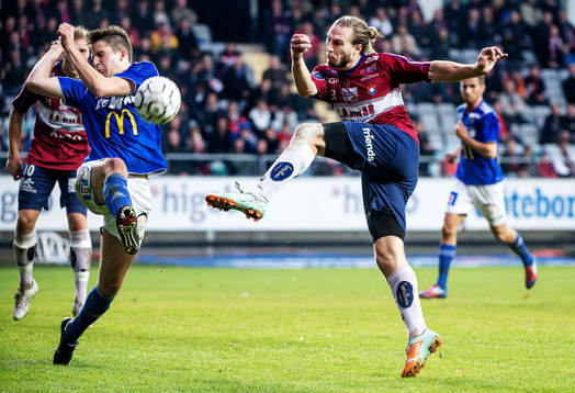 Emil Karlsson, Örgryte, skjuter ett skott som täcks av