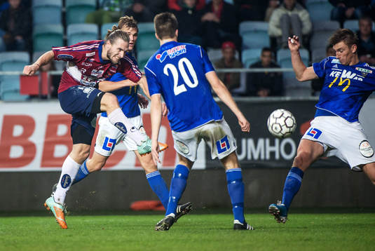 Emil Karlsson, Örgryte, skjuter mot mål