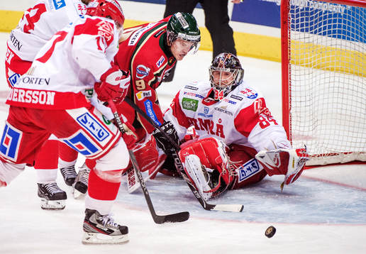 Magnus Kahnberg, Frölunda, är nära att gör mål men