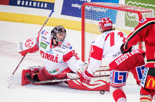 Joakim Lundström, målvakt, Timrå, räddar pucken med