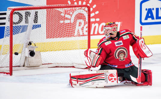 Pucken går i stolpen bakom Julius Hudacek, målvakt,