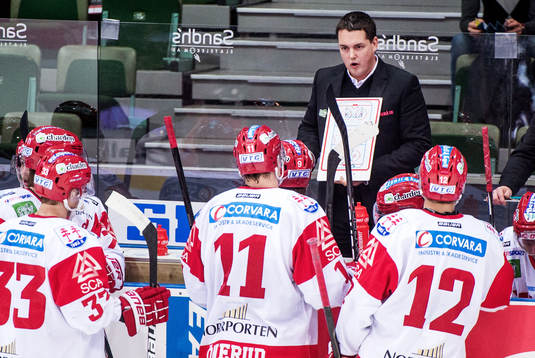 Tomas Montén, tränare Timrå, har taktiksnack med laget