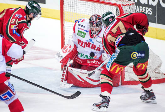 Jari Tolsa, Frölunda, försöker göra mål men pucken