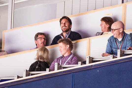 En glad Henrik Lundqvist, ser matchen i Scandinavium