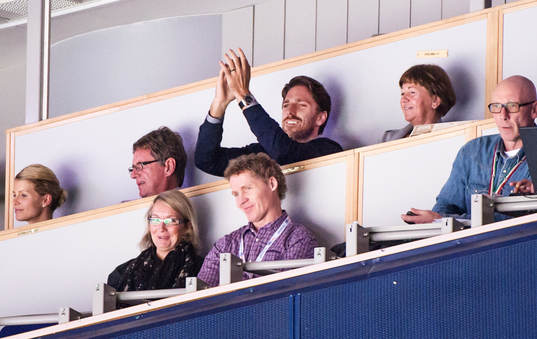 Henrik Lundqvist, klappar med resten av publiken