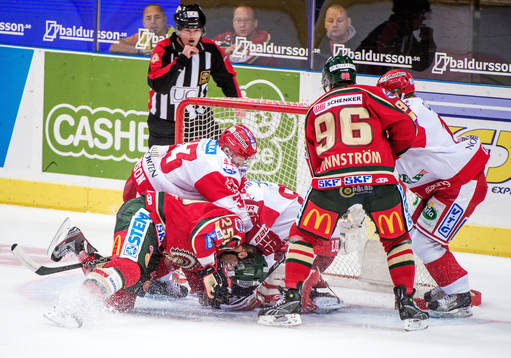 Viktor Stålberg, Frölunda, åker på en smäll framför