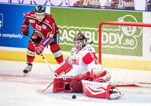 Joakim Lundström, målvakt Timrå, räddar pucken