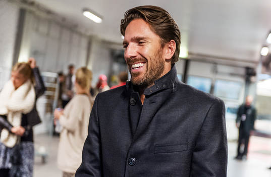 En glad Henrik Lundqvist, hälsade på vid spelaringången