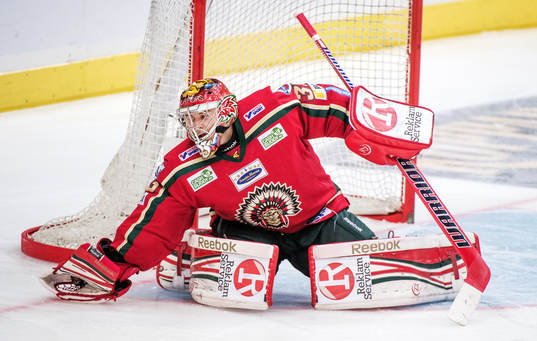 Julius Hudacek, målvakt, Frölunda, tar pucken i plocken