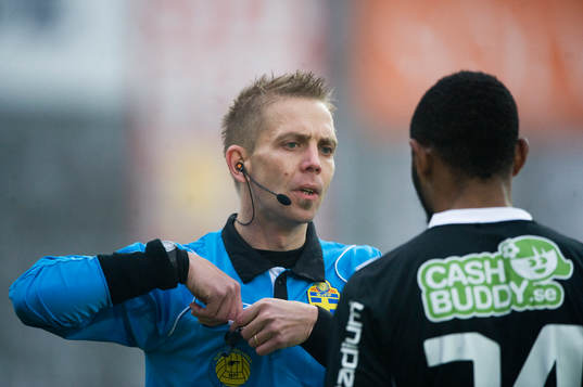 Johan Hamlin, domare, gult kort till Rene Makondele, Häcken