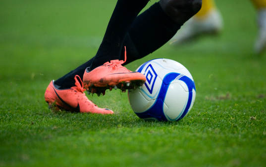 Fot, fötter, fotboll, gräs, bollkontroll, fotbollsskor,