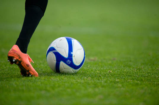 Fot, fötter, fotboll, gräs, bollkontroll, fotbollsskor,