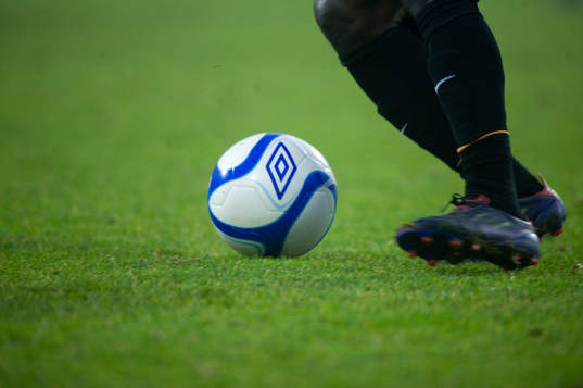 Fot, fötter, fotboll, gräs, bollkontroll, fotbollsskor,