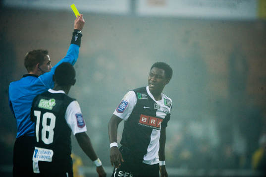 Varning, Johan Hamlin, domare och Dominic Chatto, Häcken