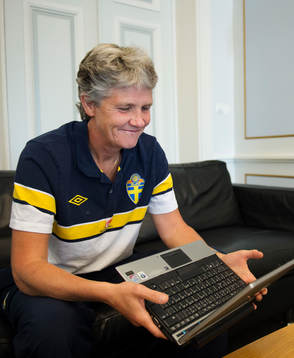 Pia Sundhage, förbundskapten, läser citat från spelare i