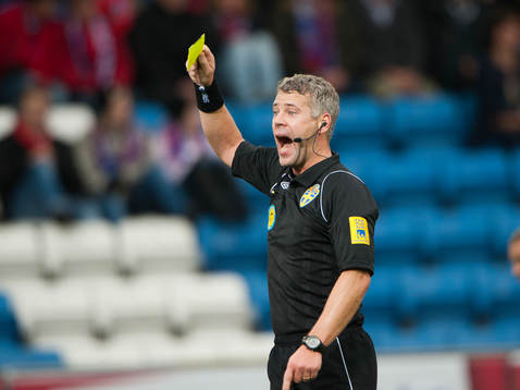 Tobias Mattsson, domare, gult kort